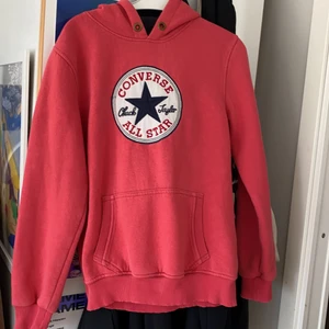 Converse hoodie - Supersnygg röd Converse hoodie i toppen skick! Hör av er för frågor eller fler bilder!💕