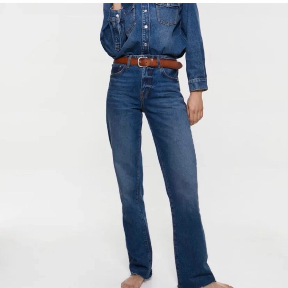 Säljer dessa jeans som egentligen kostar 549kr. Supersnygga och ser knappt använda ut, jag brukar ha 36 men de passar mig ändå. Jeans & Byxor.