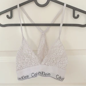 Calvin Klein Bh - Säljer pågrund av att den är för liten för mig🤍🤍 nypris 379kr !! 
