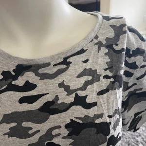 Oanvänd t-shirt - Oanvänd t-shirt, passar stl S-M