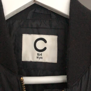 Bomber jacka! - Bomber jacka från Cubus stl 164 passar mig som är s super fin å basic plagg som passar perfekt till hoddies