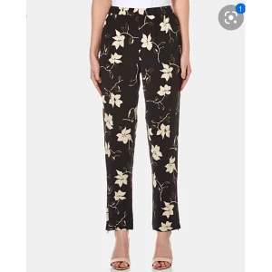 GANNI Rosemont Crepe svarta blommig byxor - GANNI « Rosemont Crepe » svarta blommig byxor i nyskick. Storlek 34. Elastic midja och dragkedja på ben. Längd: 99cm. Material: viskos.