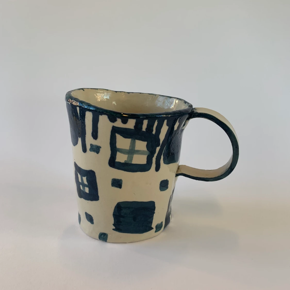 Handgjord kopp med blått motiv