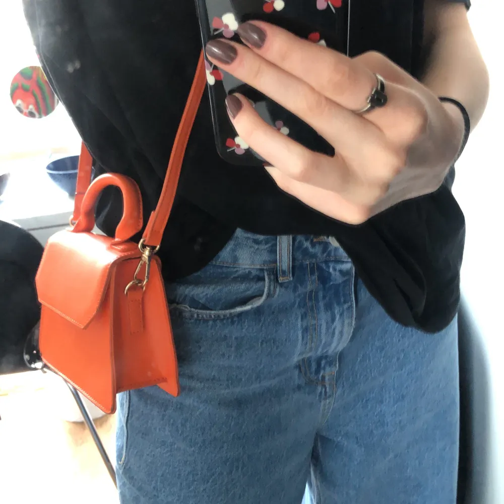 Liten crossbody väska köpt på Gina Tricot förra sommaren. Älskar färgen och passar så bra till sommaren och för att göra outfits mer färgglada. Köpt för 249kr. Använd mindre än 5 gånger . Väskor.