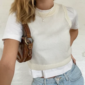 Stickad väst - Stickad väst köpt på weekday för 400kr tror jag, den är kort och är ändå egenomskinlig!🤍✨ buda! LEDANDE BUD: 160kr