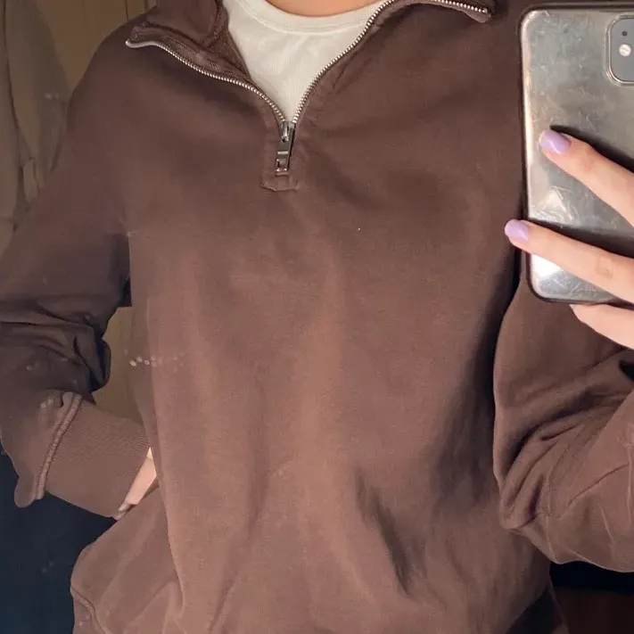 Jättefin brun zip-up hoodie i bra skick! Är från weekday förra året. Trendig färg som passar bra nu till våren🤩 lägger ut igen. Tröjor & Koftor.