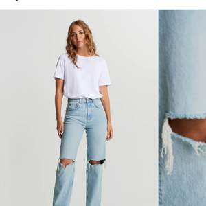 Ett par gina tricot jeans i storlek 36 (passar 38 också)  använda en kort period så säljer pga att dom inte kommer till användning tyvärr!!💕super fint skick! om det är fler som är intresserade blir det budgivning i kommentarerna! 🛑Frakten ingår i priset🛑