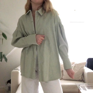 Grön skjorta  - Superfin grön skjorta/jacka. Från zara använd kanske en gång💚💚