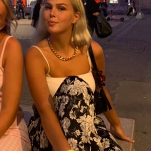 BLOMMIGA BYXOR - Snygga och bekväma byxor med mönster. Höga i midjan (snygga i rumpan) och perfekt långa på mig som är 175cm lång