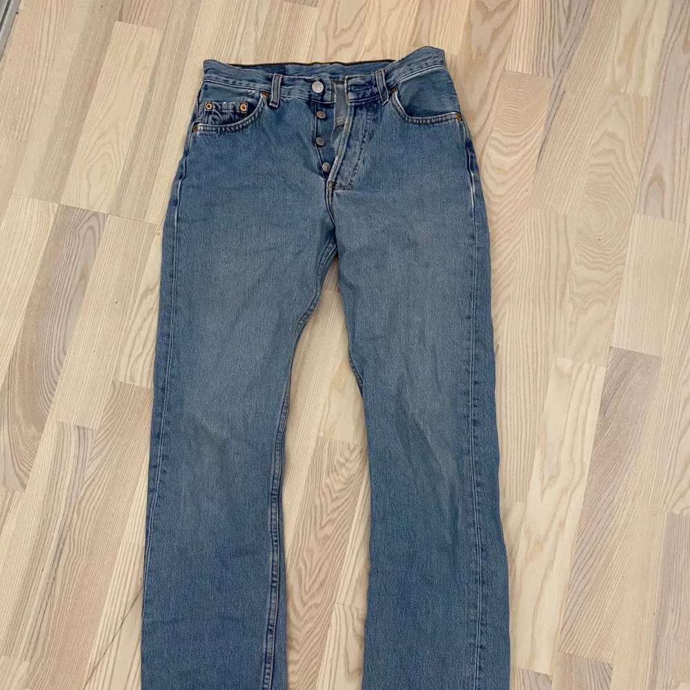 Levis vintage jeans i använt skick. Lappen där bak är borta. Passar xs/s och dig mellan 155-165. Jeans & Byxor.