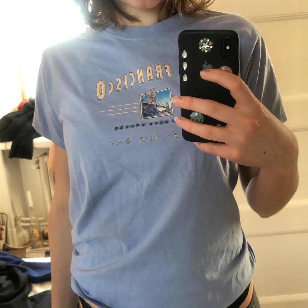 Mjuk T-shirt med San Francisco tryck, skit söt blå färg🦈 står att de är stlk XL men passar mig, XS, bra. T-shirts.
