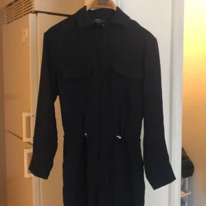 Blå Jumpsuit/tracksuit  - Köpt i london på Bersha. Storlek xs. 