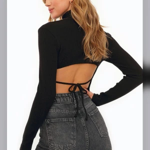 Topp med öppen rygg - Superfin topp med öppen rygg från chiquelle. Samma som på bilden fast i vit. Aldrig använd. Köparen står för frakt, ca. 30kr💕