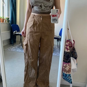 Cargobyxor - Snygga brun/beiga cargobyxor som tyvärr inte kommer till användning och är för långa i benen på mig. Köpt på asos i märket Daisy Street i storlek 38. Jag har vanligtvis 36-38 och är 162cm lång, byxorna är för långa för mig och går en bit nedanför min häl. Nästan helt oanvända men äger tyvärr inget strykjärn och de är just nu lite skrynkliga (är såklart lätt att fixa). Frakt ingår i priset!! <3