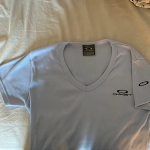 Oakley tshirt - Tshirt från oakley i världens finaste blå färg!! Inte märkt med storlek men jag på bilden brukar ha S. Jättefint skick