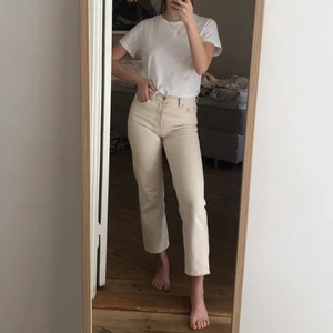 & Other Stories ljusbeige jeans - & Other Stories light beige jeans in very good condition. Have loved them but just don’t use them enough anymore. Cropped at the ankle. Perfect for the coming spring and summer!