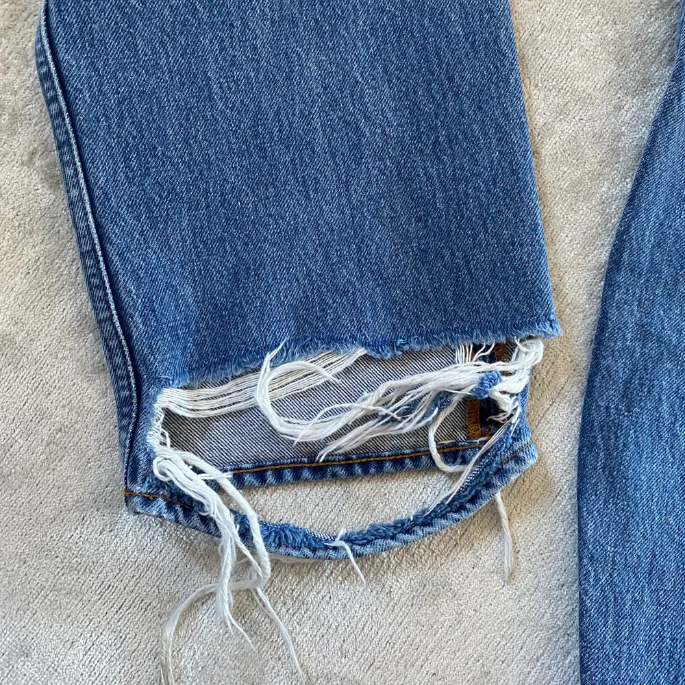 Säljer mina tiger of sweden jeans, endast använda en gång. Asball detalj nere vid vristerna, verkligen helt unika jeans. Nypris:1399kr💓. Jeans & Byxor.