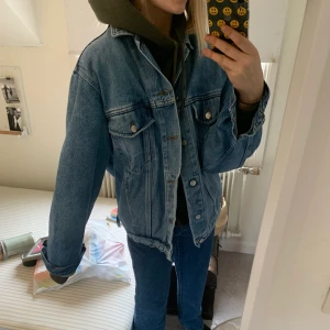 Jeansjacka strl m  - Säljer denna coola jeansjacka i en oversize modell! Så nice färg och aldrig använd🤩🙏strl m