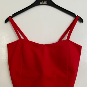 Kort topp storlek Xs  - Aldrig använt kort röd topp storlek Xs. Går även att fraktas. 