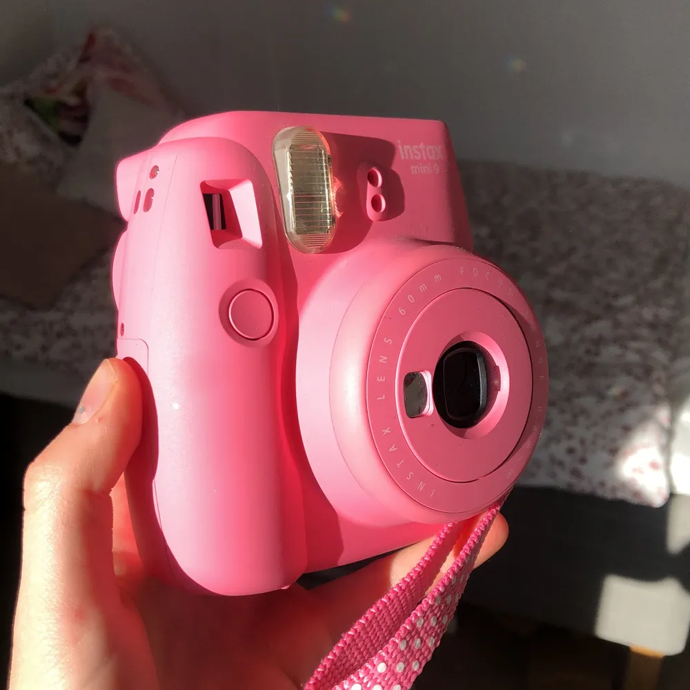 Säljer min fina rosa Polaroid kamera! Nyskick endast använd 3ggr. Kamera väska medföljer. Tyvärr ingår ej kamera filmer och det är något man måste köpa till själv. Ny pris: 700kr. . Övrigt.