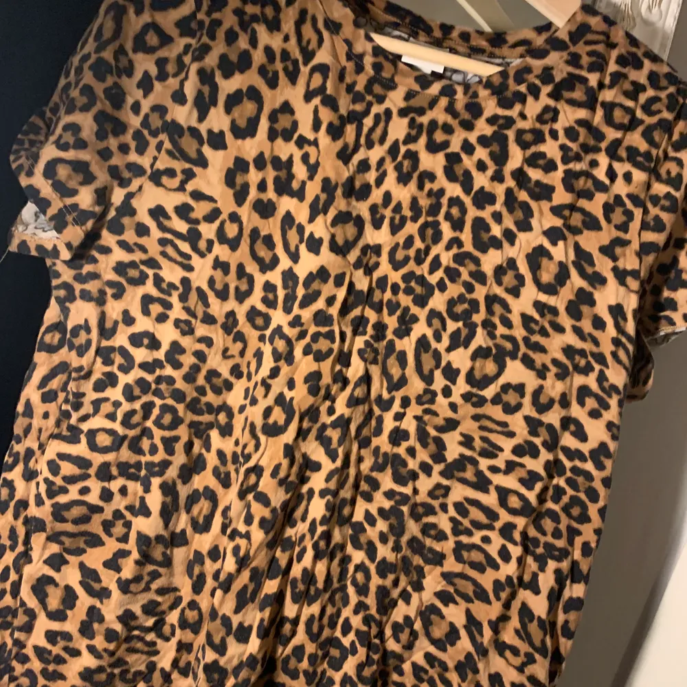 Snyggt leopardmönstrad t-shirt från H&M. Endast använd 1 gång. Storlek M. 🥰 Skicka DM för fler bilder eller frågor. 💕. T-shirts.
