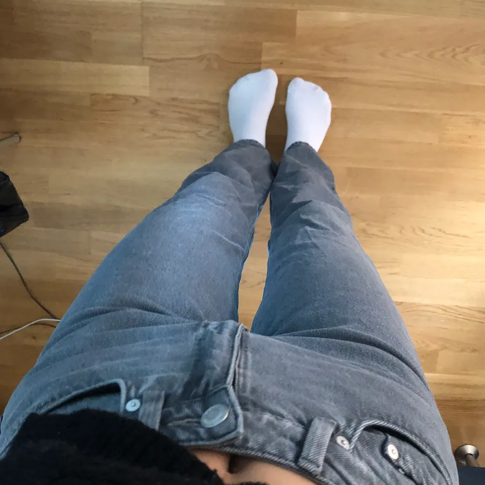 gråa weekday rowe jeans, exakt samma modell som jeansen i min föregående annons. säljer då de är lite små i midjan på mig 🤍 . Jeans & Byxor.