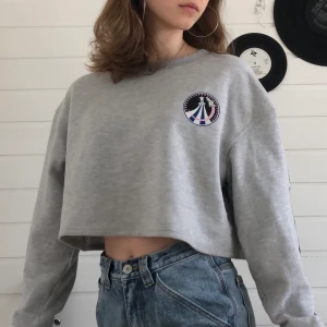 grå sweatshirt från BikBok - tröja med snyggt tryck säljes<3  skick: som ny, inga defekter storlek: XS/S kostnad: 65kr+frakt  märke: bikbok  (snyggt tryck på baksidan, skriv för fler bilder)                  kontakta i DM om intresserad pris går att diskutera  samfraktsalternativ finns även mötasupp i Blekinge