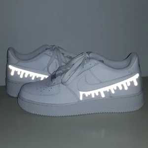 Nike AF1 Drip - Vi är ett UF- företag som gör customized sneakers med reflexmotiv! Du kan antingen skicka in dina skor till oss och få dem designade för 299kr eller köpa nya för 299kr + skokostnaden💕🥰