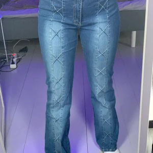 Jeans med kryss - Second hand jeans i storlek 42 men passar mig i 38, stretchiga! Skicka för fler bilder. Är 168 cm. Priset kan diskuteras, frakt tillkommer på 66kr. Mycket bekväma💜 Kan bli bud vid flera intresserade.