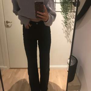 Jag säljer nu mina svarta, högmidjade jeans från Levis! Jag köpte de i december och de är använda då och då sen dess. Jag köpte dem för 1250kr. Storleken är 28x34 om jag inte minns fel,  jag har S i byxor. Är 180 cm lång, och de går till ovanför min häl, så de är ganska långa vilket jag personligen gillar!!❤️ frakten ingår i priset!