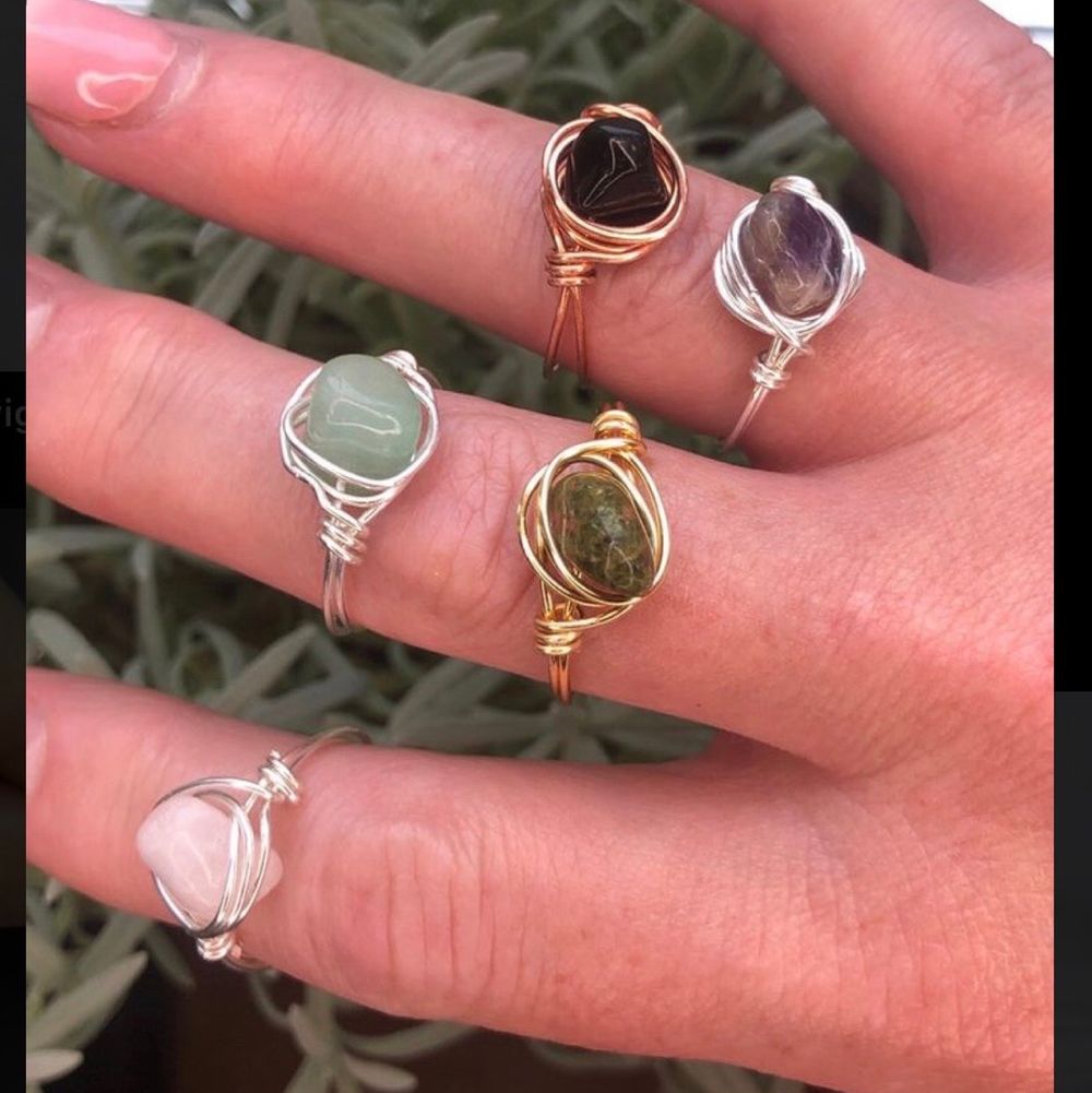 !!Intresse koll på liknande kristall ringar!! Tanken är att jag och en vän ska tillverka ringar med kristaller. Vi kommer att göra ringarna utifrån beställning, vilket betyder att ni kan välja mått på ringar men också kristaller till ringen beroende på hur vårat utbud ser ut!! Bilderna är inte våra men kommer lägga ut mer information och egna bilder så snart som möjligt❤️(priserna kommer variera beroende på kristallen ni väljer men kommer ligga runt 35kr+frakt). Accessoarer.