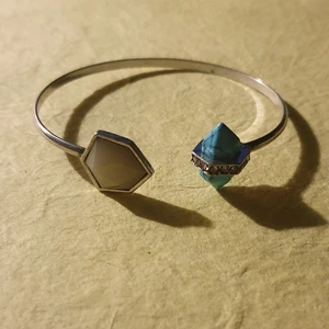 Armband turkos crystal - Säljer över 100 plagg! 🤩 Stor mängdrabatt när du köper fler saker! 🤑 Vänta inte för länge då jag flyttar i slutet av September och gör mig av med allt! 