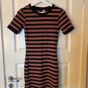 Randig klänning från H&M - Rödvit randig klänning i bomull från H&M, nästintill oanvänd