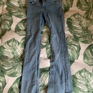 Vida jeans från Gina tricot i storlek M - De här jeansen är ganska lågmidjade men har bra passform. Vida byxben. Använda bara typ en gång.
