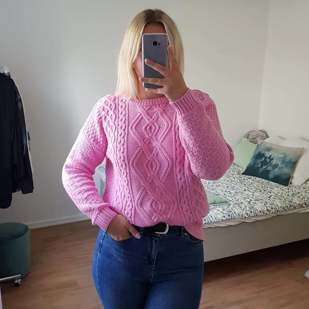 Härlig ljusrosa kabelstickad tröja från Primark! Så fin nu till våren med ett par jeans eller kjol! Bara använd EN gång så i fint skick! . Stickat.