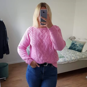 PRIMARK STICKAD TRÖJA  - Härlig ljusrosa kabelstickad tröja från Primark! Så fin nu till våren med ett par jeans eller kjol! Bara använd EN gång så i fint skick! 