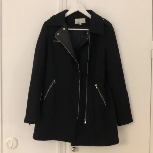 Kappa med avtagbar ”päls” - Kappa från nelly.com. På och avtagbar päls. storlek 36. Bra skick❤️