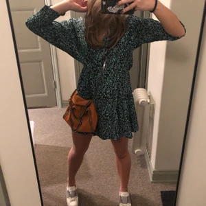 Klänning - Så fin turkos och svart klänning, lite leopard mönstrat skulle jag säga💕💕 såååå fin verkligen 