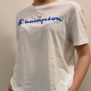 Champion t-shirt - Snygg champion t-shirt i bra skick, den har en liten vit färgfläck och ett litet ihopsytt hålmen inget man tänker på när man har på sig den💕 