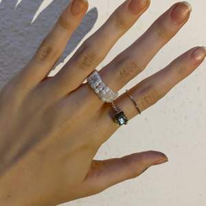 Urgullig ring som jag gjort själv av olika färger av vit. Super söt!!