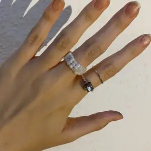 Urgullig ring som jag gjort själv av olika färger av vit. Super söt!!