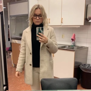 Kappa hm  - Superfin beige kappa från Hm. Jag är 1,63 lång och så sitter den på mig. Den är lite nopprig därav de billiga priset. Nypris 600 kr. Mitt pris 100+ frakt 💞  pris kan eventuellt diskuteras. säljer pga att jag har för många jackor 