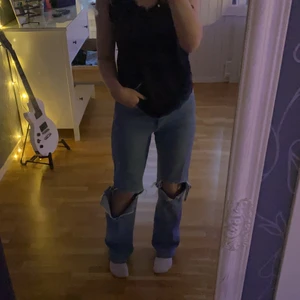 Weekday-jeans🥰 - Säljer ett par fina weekday jeans i modellen rowe och storlek W28/L32. Passar superbra på mig som vanligtvis har 38/40. Jag har klippt hålen själva. Köptes för 500 säljer för 200 men kan gå ner. Möts i Stockholm annars står köparen för frakt🥰