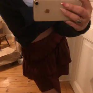 Jättefin kjol köpt för länge sen som tyvärr inte kommit så mycket till användning ❤️ Jättefin vinröd färg och vet inte om man Ser på bilden men den är lite  skimrig i tyget (Storlek S/M)