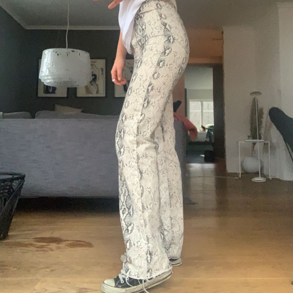 Super snygga snakejeans frĂ„n ZARA (helt slutsĂ„lda)đLĂ
NGA men de Ă€r den modellen som man klipper efter egen lĂ€ngd!! Kan skicka men köparen stĂ„r för fraktđ HĂGSTA BUD: 330 KĂP DIREKT: 420 (sĂ„lt mina 34:or men sĂ€ljer mina nya 38:or men smĂ„ i storleken sĂ„ sitter 36:or mer). Jeans & Byxor.