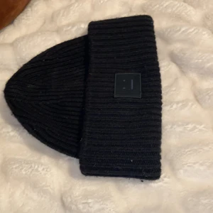 Acne mössa  - Jag säljer en svart acne mössa som är köpt på acne studio.Den är andhämtning unge för 5-7 gånger.Jag kan mötas upp vart som Hälst i Täby o annars kan jag jag skicka den👍🏿.