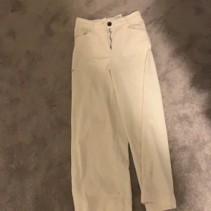 Manchester byxor  - I strl 34 men har väldigt små ben o små höfter (32) så de är lite stora på mig! Men de kommer sitta jättebra på de som har strl 34! 🥰☺️ 