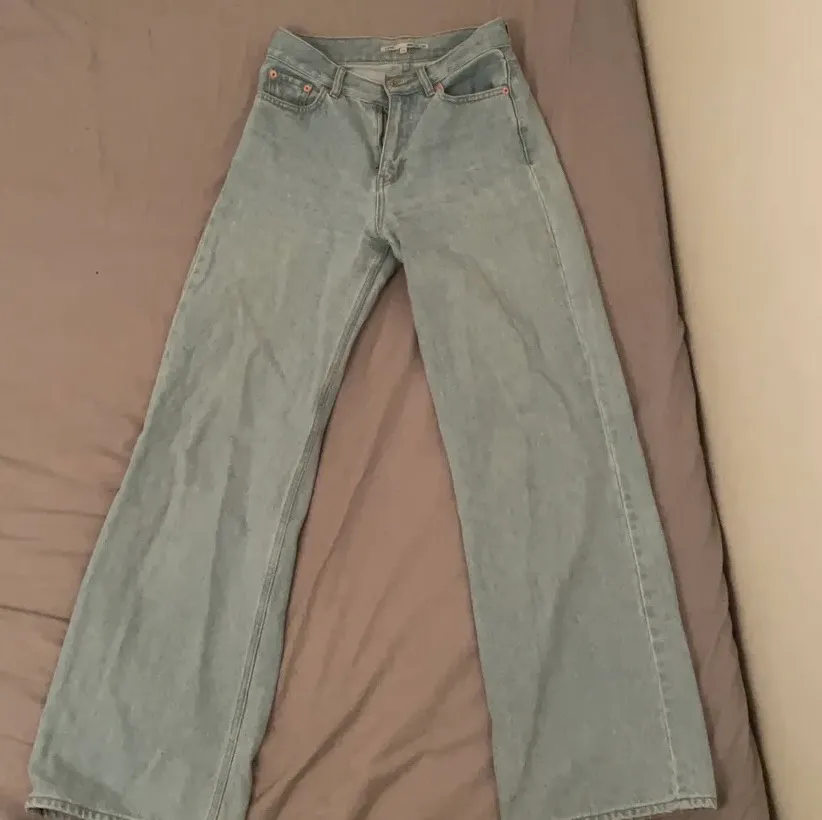 Säljer mina fina Junkyard jeans som jag köpt av en annan här på Plick (2a och 3e bilden är från hennes annons) Säljer dom för att dom tyvärr var för stora för mig. Dom är strl 25. Frakt tillkommer på ca 60kr❤️ !!Kan bytas mot mindre storlek!!. Jeans & Byxor.