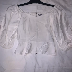 Vit topp - Sommar topp, aldrig använt endast testat, storlek 40/M, kan hämtas upp i halmstad men går även att fraktas då står köparen för leveranskostnaden