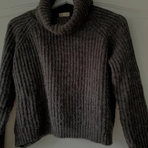 Mörkgrå polotröja - En jättefin mörkgrå tjocktröja med mysig polokrage som tyvärr är för liten. Från märket Ü tror det är Kappahls eller Cubus märke, i storlek 146/152. Som sagt är den jättefin och jag hade gärna behållt den om den passat💕💕